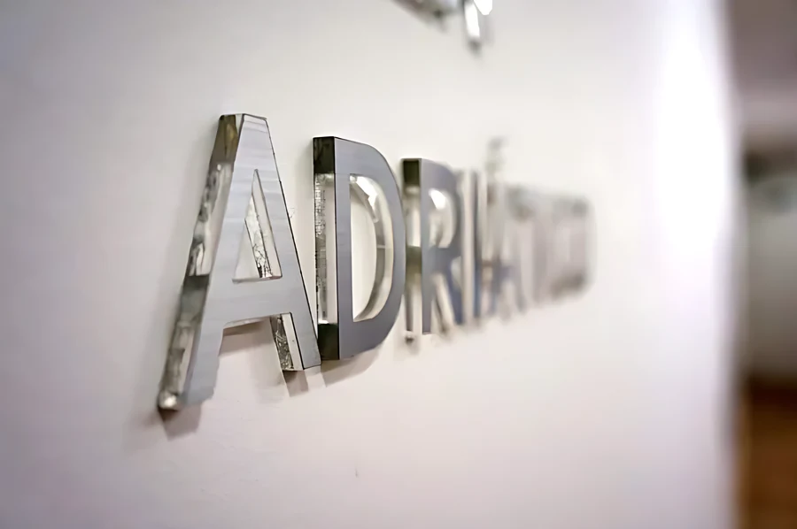 Letras recortadas a láser en metacrilato, aluminio, acero o PVC para rótulos